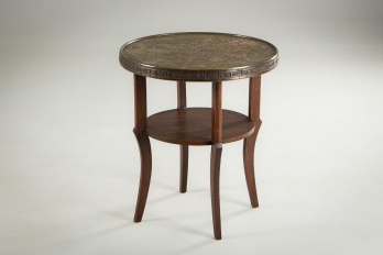 Старинный столик из красного дерева с латунной столешницей код. RM4108440