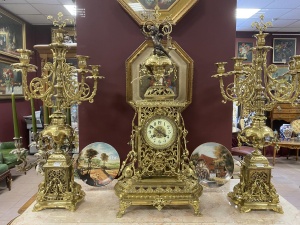 картинка Антикварные каминные часы с канделябрами (2 шт.) с ажурными узорами салоне старинных вещей "Шебби" являющийся официальным дистрибьютором в России и Беларуси