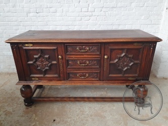 Антикварный комод в стиле Тюдор с латунными накладками код. BE4165382