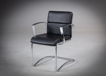 Старинное кресло для посетителей (конференц-стул) на хромированных полозьях код.&nbsp;RM4165726