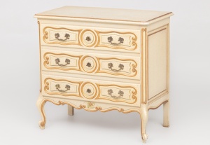 картинка Старинный комод в стиле Рококо с золотой отделкой по краям и на ручках салоне старинных вещей "Шебби" являющийся официальным дистрибьютором в России и Беларуси