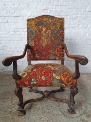 Антикварное ореховое кресло, декорированное гобеленовым полотном и флористической резьбой код. BE4096731