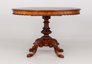 картинка Антикварный стол салоне старинных вещей "Шебби" являющийся официальным дистрибьютором в России и Беларуси