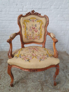 картинка Антикварное кресло с верхом в виде резной раковины, листьев и завитков салоне старинных вещей "Шебби" являющийся официальным дистрибьютором в России и Беларуси