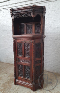 картинка Антикварный дубовый поставец с резьбой в геральдическом стиле салоне старинных вещей "Шебби" являющийся официальным дистрибьютором в России и Беларуси