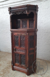 Антикварный дубовый поставец с резьбой в геральдическом стиле код. BE3259478