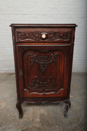 Антикварная тумбочка из дуба, украшенная резьбой и круглой керамической ручкой код. BE69464