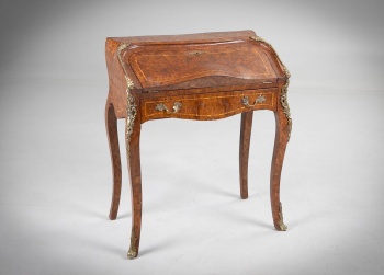 Антикварный секретер на высоких изогнутых ножках, декорированный металлическими накладками код.&nbsp;RM4165621