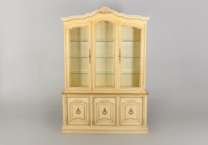 картинка Антикварная горка для посуды салоне старинных вещей "Шебби" являющийся официальным дистрибьютором в России и Беларуси