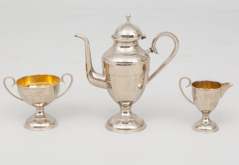 Старинный набор посуды: кофейник, сливочник и сахарница из металла с серебрением код. RM4101413