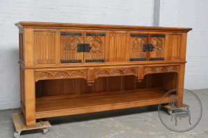 картинка Антикварный комод из светлого дуба в готическом стиле салоне старинных вещей "Шебби" являющийся официальным дистрибьютором в России и Беларуси