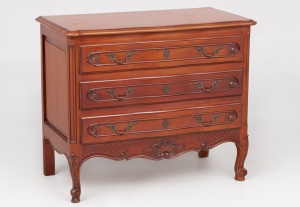 картинка Старинный комод на гнутых ножках с резьбой в виде завитков салоне старинных вещей "Шебби" являющийся официальным дистрибьютором в России и Беларуси