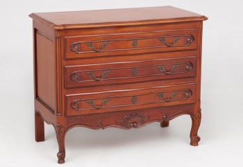 Старинный комод на гнутых ножках с резьбой в виде завитков код.&nbsp;RM4100801