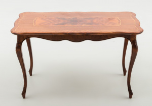 картинка Старинный столик салоне старинных вещей "Шебби" являющийся официальным дистрибьютором в России и Беларуси