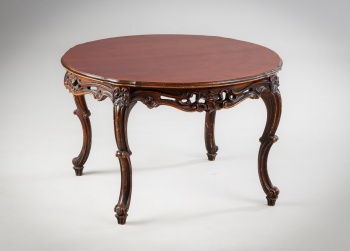 Старинный столик из красного дерева с резным подстольем код. RM4162327