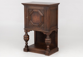 Старинный комод с колоннами и открытым нижним ярусом код. RM4100547