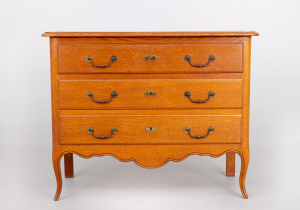 картинка Старинный комод салоне старинных вещей "Шебби" являющийся официальным дистрибьютором в России и Беларуси