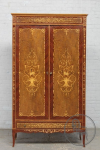 картинка Антикварный шкаф салоне старинных вещей "Шебби" являющийся официальным дистрибьютором в России и Беларуси