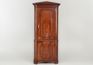 картинка Антикварный угловой посудный шкаф салоне старинных вещей "Шебби" являющийся официальным дистрибьютором в России и Беларуси