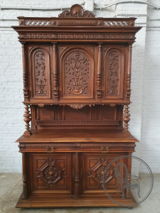 картинка Антикварный буфет из ореха в стиле Генриха II салоне старинных вещей "Шебби" являющийся официальным дистрибьютором в России и Беларуси