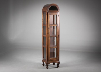 Антикварный шкаф с закругленным арочным верхом и изогнутыми ножками код. RM4165647