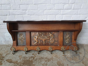 картинка Старинная вешалка для одежды, украшенная латунным панно с трактирным сюжетом салоне старинных вещей "Шебби" являющийся официальным дистрибьютором в России и Беларуси