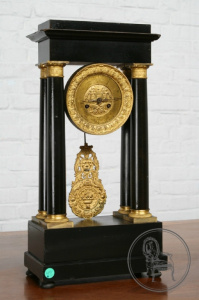 картинка Антикварные часы в стиле ампир из красного дерева с бронзой салоне старинных вещей "Шебби" являющийся официальным дистрибьютором в России и Беларуси