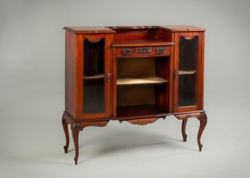 Антикварный сервант с распашными дверцами и гнутыми ножками код.&nbsp;RM4119894