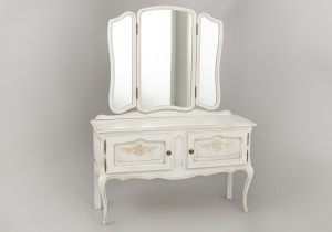 картинка Старинный косметический столик салоне старинных вещей "Шебби" являющийся официальным дистрибьютором в России и Беларуси