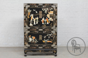 картинка Старинный комод салоне старинных вещей "Шебби" являющийся официальным дистрибьютором в России и Беларуси