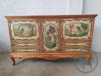 Старинный комод с фасадами из тисненой кожи с пасторальными сюжетами код.&nbsp;BE4165573