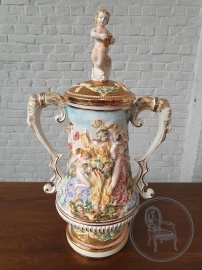 Старинная ваза Capodimonte с лепниной код. BE4096771
