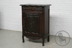 картинка Антикварный французский комод из дуба в стиле кантри салоне старинных вещей "Шебби" являющийся официальным дистрибьютором в России и Беларуси