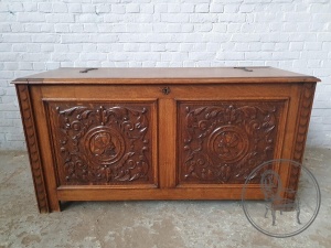 картинка Антикварный сундук с витиеватой геральдической резьбой салоне старинных вещей "Шебби" являющийся официальным дистрибьютором в России и Беларуси