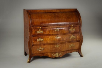 Антикварный секретер с бронзовыми декоративным накладками в форме корон код. RM4101537