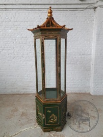 Старинная витрина восточном стиле с ручной росписью, декорированная латунными накладками код. BE4096905