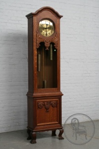 картинка Антикварные дубовые напольные часы салоне старинных вещей "Шебби" являющийся официальным дистрибьютором в России и Беларуси