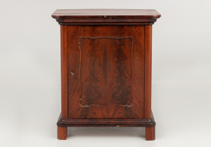 картинка Старинная тумбочка салоне старинных вещей "Шебби" являющийся официальным дистрибьютором в России и Беларуси