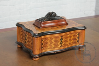 Антикварная шкатулка из красного дерева с маркетри код. BE107366
