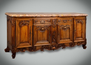 картинка Старинный комод с резьбой и столешницей из мрамора, выполненный в стиле Людовика XV салоне старинных вещей "Шебби" являющийся официальным дистрибьютором в России и Беларуси