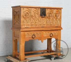 Старинный дубовый комод в готическом стиле код. BE4097203