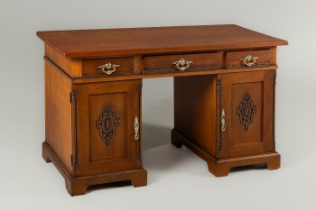 Старинный письменный стол с резными филенками код. RM4101739